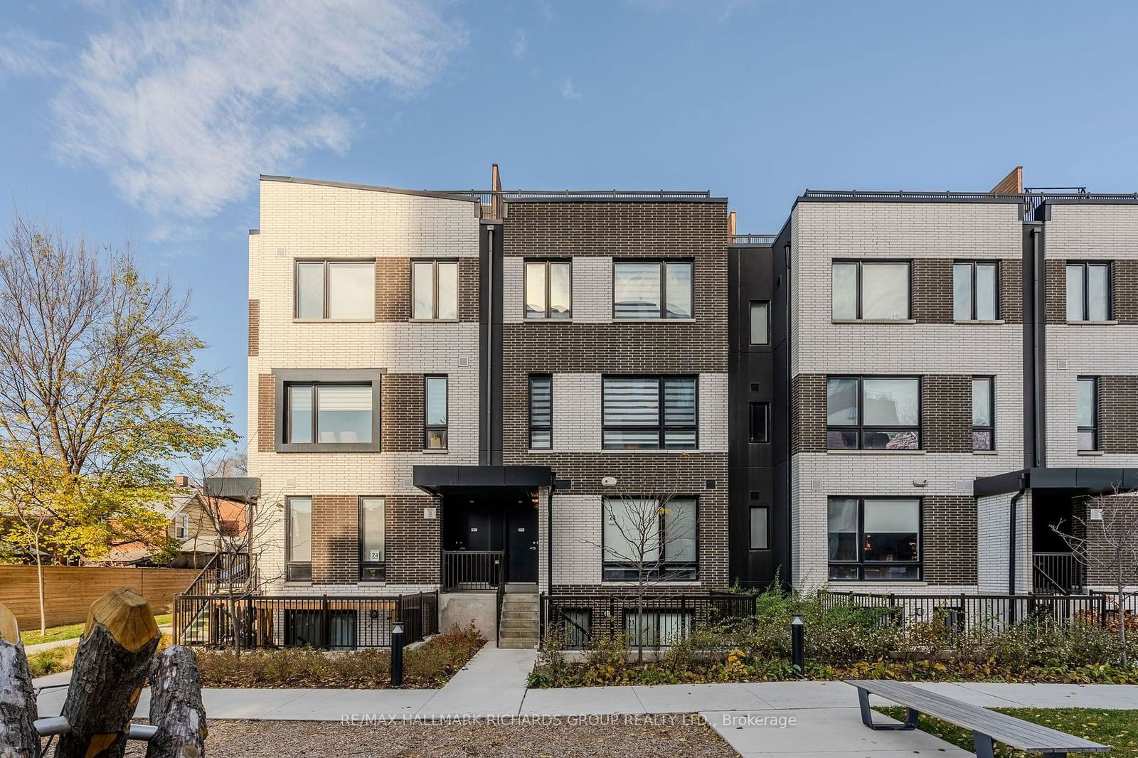 Townhouse sold at TH6-20 Ed Clark Gardens Boulevard, Toronto, Weston-Pellam Park, M6N 0B5 - MLS: W11933290