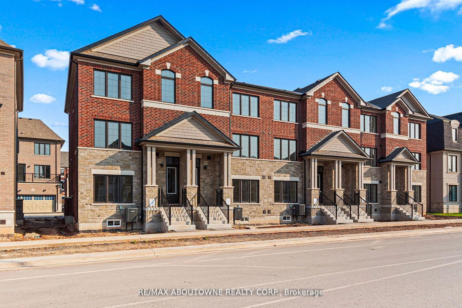 Townhouse for sale at 1354 William Halton Pkwy, Oakville, Rural Oakville, L6M 5R2 - MLS: W11933578