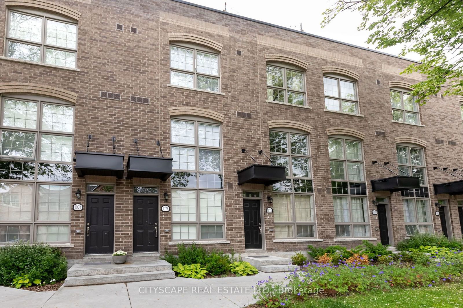 Townhouse for lease at 52-220 Brandon Avenue, Toronto, Dovercourt-Wallace Emerson-Junction, M6H 0C5 - MLS: W11933944