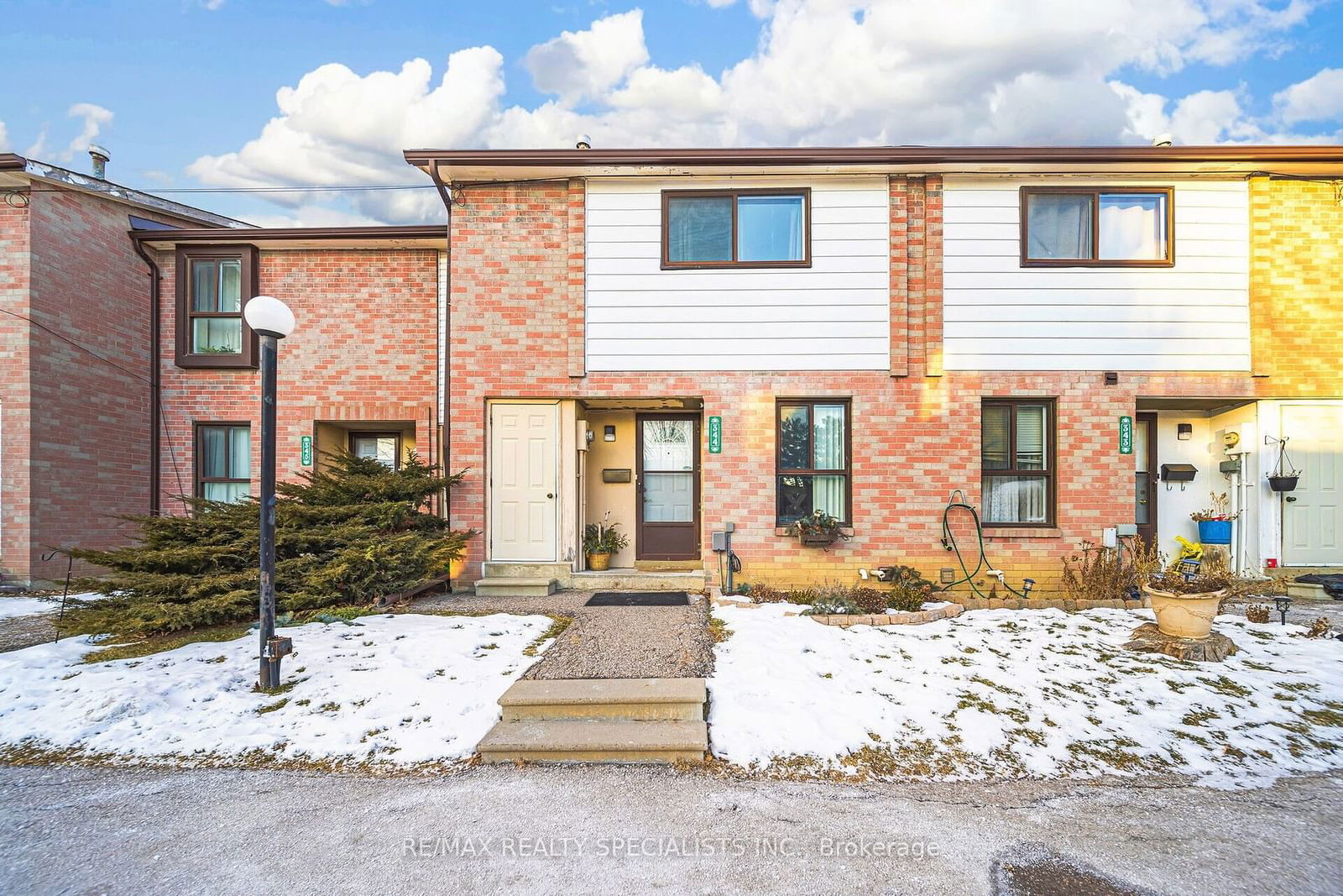 Townhouse for sale at 344 Fleetwood Crescent, Brampton, Southgate, L6T 2E7 - MLS: W11933971