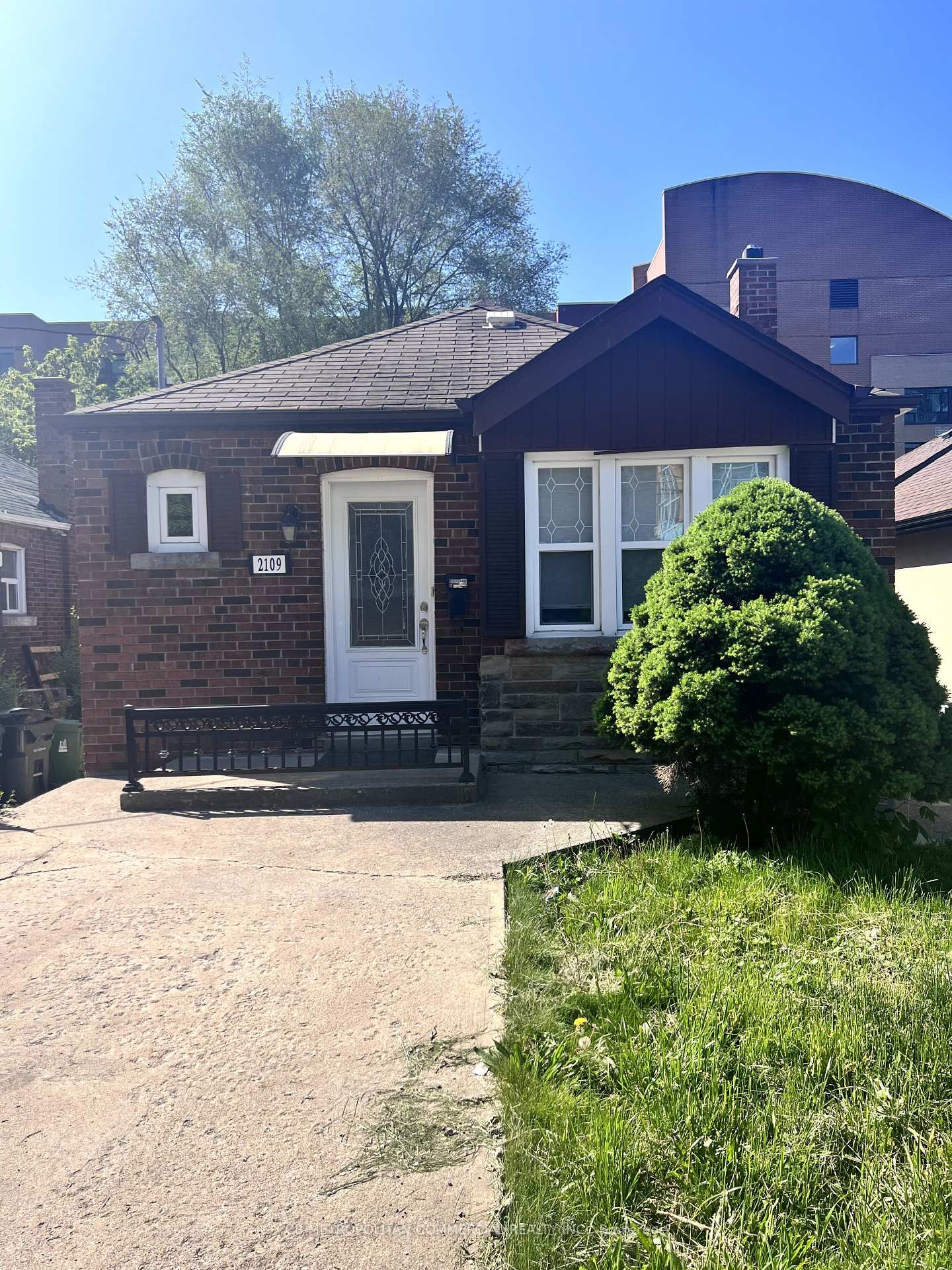 Building at 2109 Lawrence Avenue, Toronto, Humber Heights