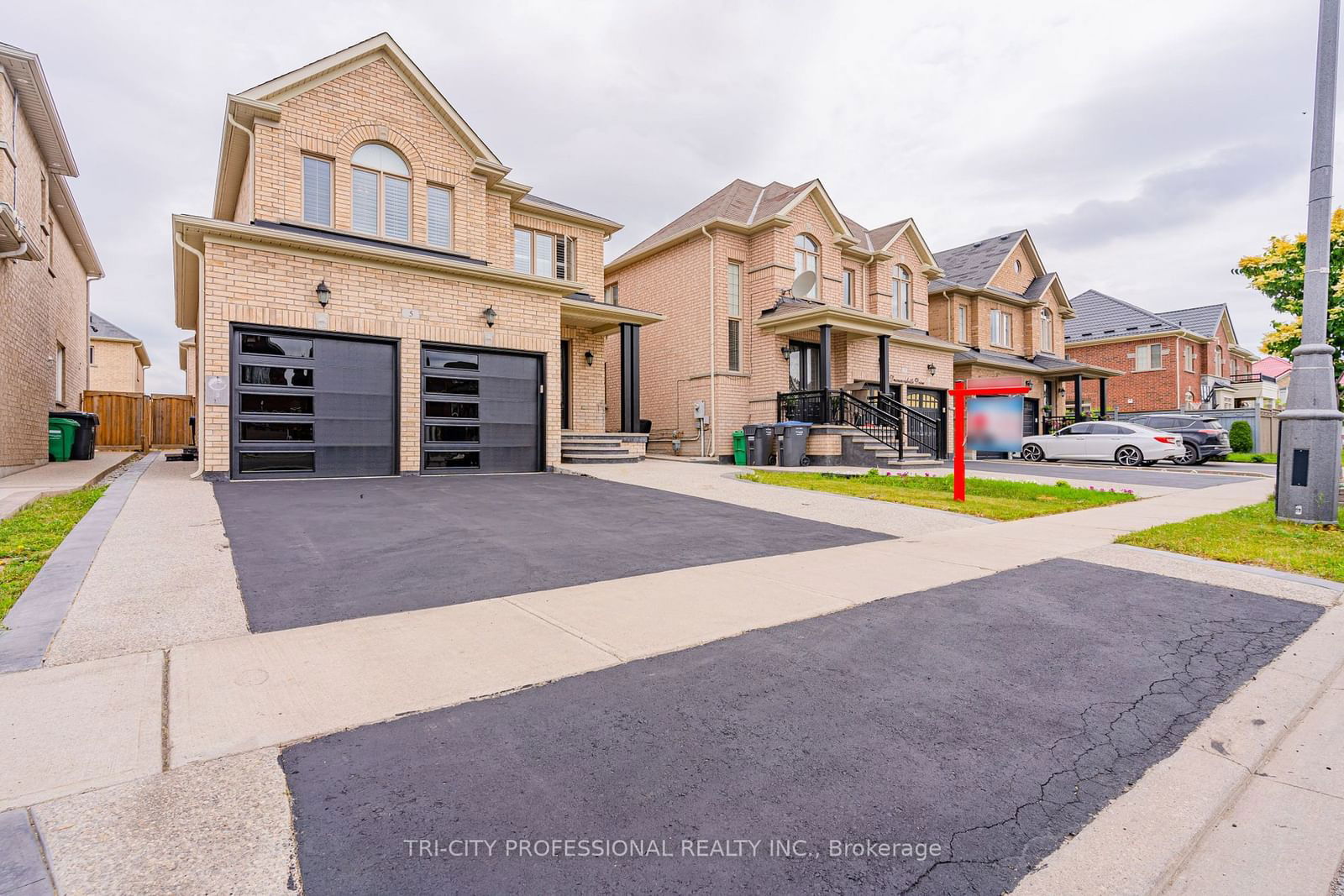 Detached House for sale at 5 Drummondville Drive, Brampton, Bram East, L6P 3M8 - MLS: W11934608