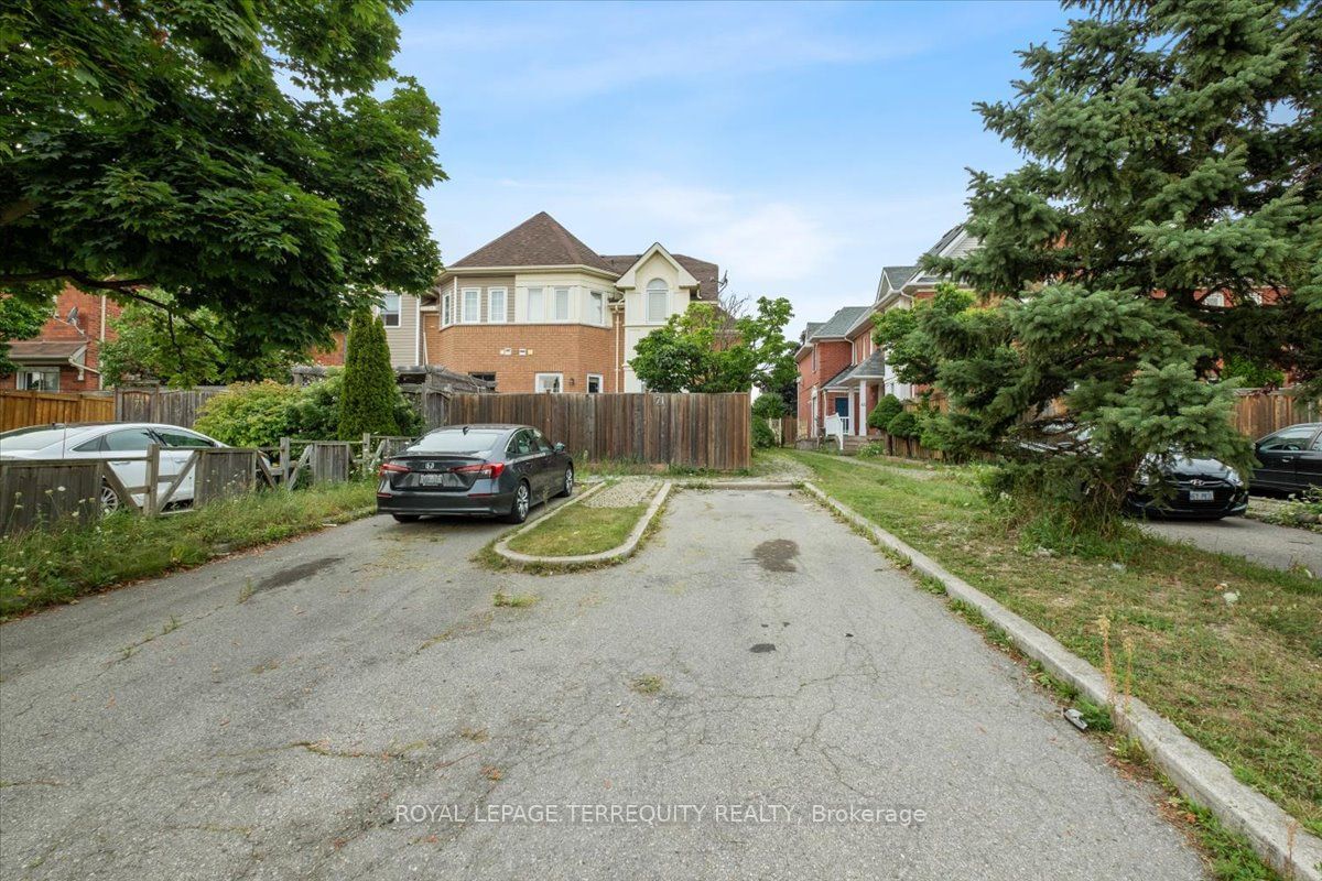 Townhouse for sale at 69 Shady Pine Circle, Brampton, Sandringham-Wellington, L6R 1K3 - MLS: W11934734