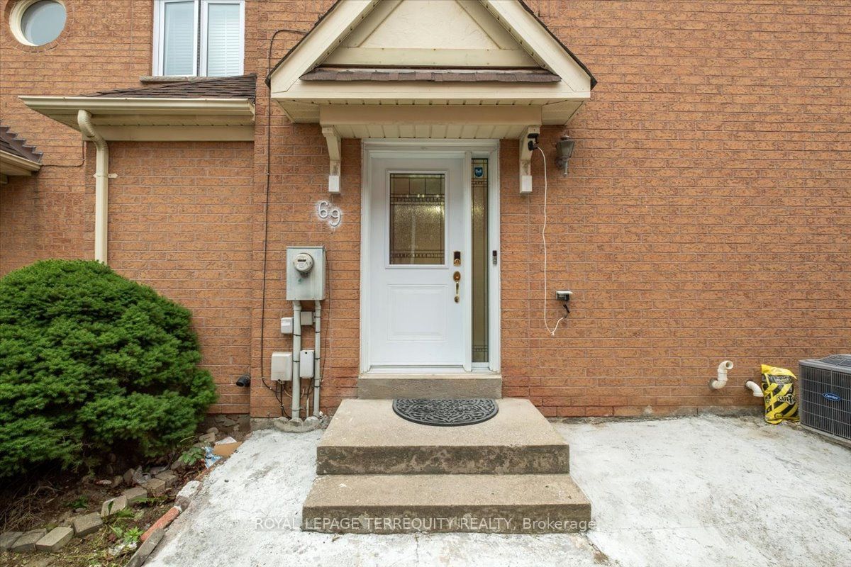 Townhouse for sale at 69 Shady Pine Circle, Brampton, Sandringham-Wellington, L6R 1K3 - MLS: W11934734