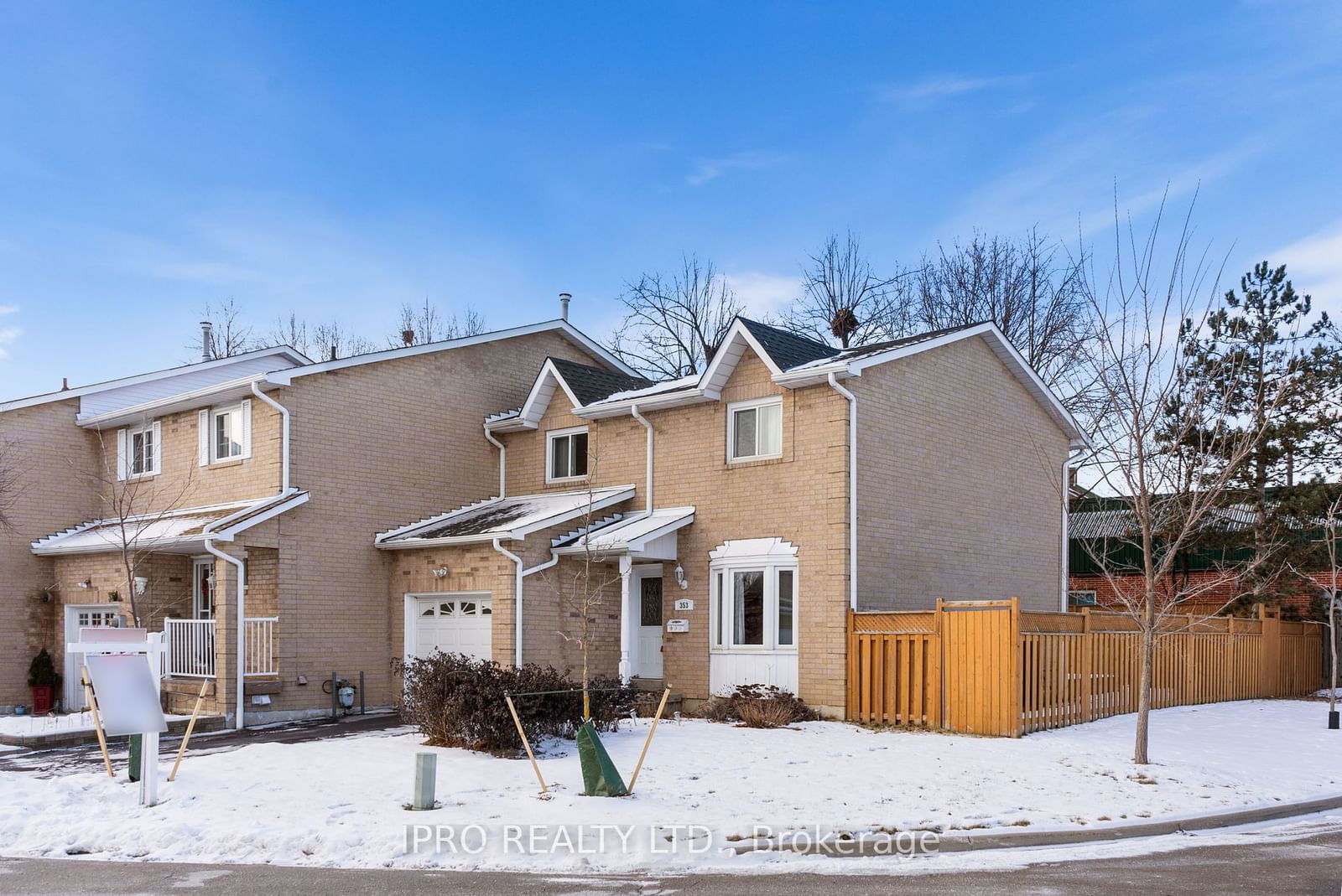 Townhouse sold at 353 Royal Mason Court, Mississauga, Hurontario, L5R 1Y9 - MLS: W11934930