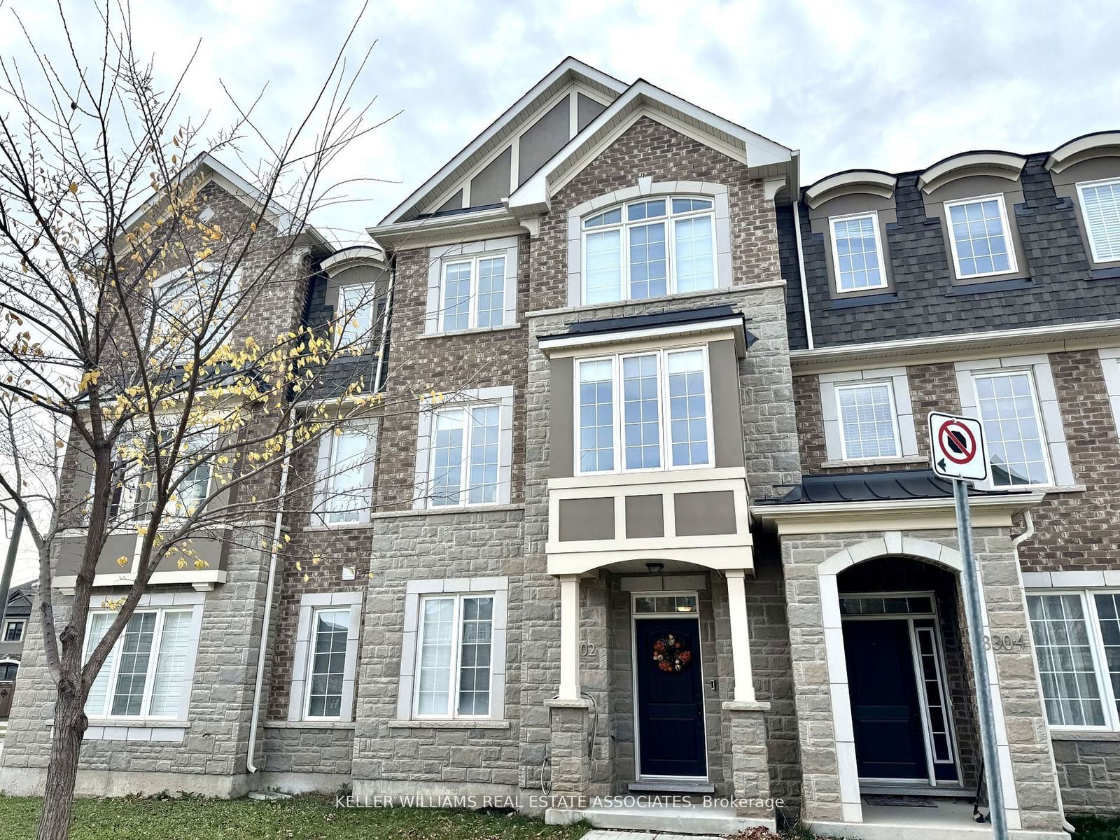 Townhouse for lease at 3302 Carding Mill Trail, Oakville, Rural Oakville, L6M 1S1 - MLS: W11936038