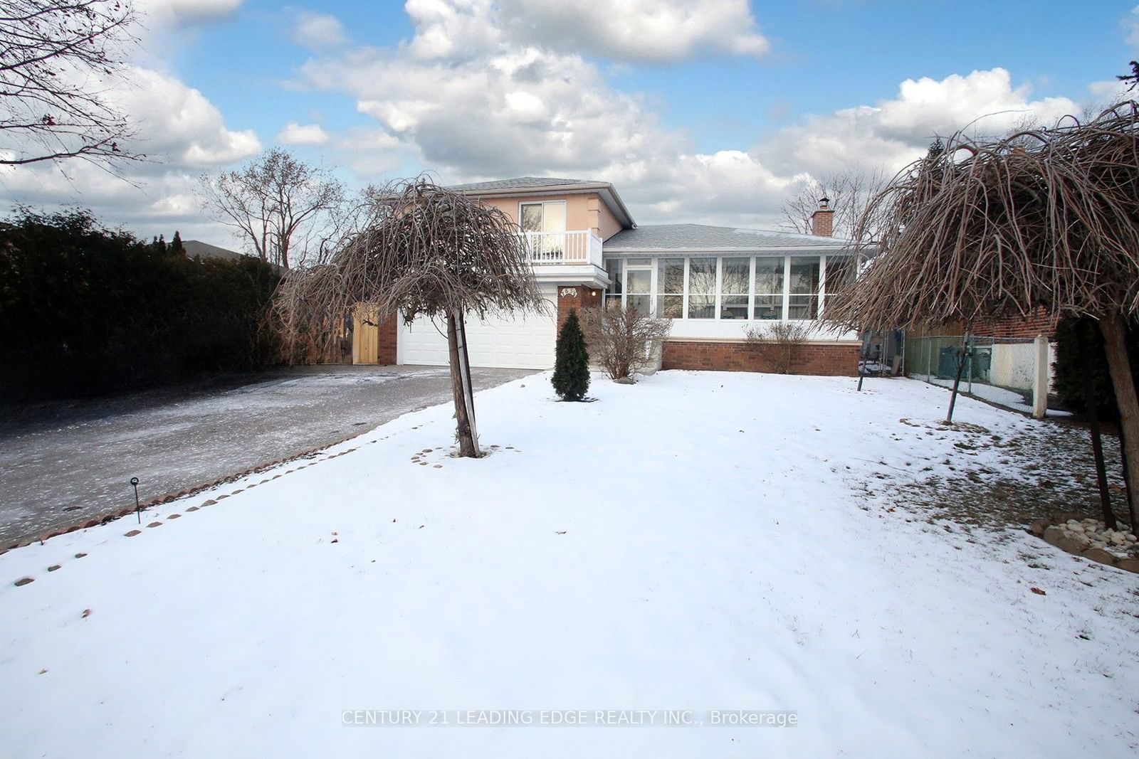 Detached House for sale at 3651 Broomhill Crescent, Mississauga, Applewood, L4Y 3N5 - MLS: W11936089