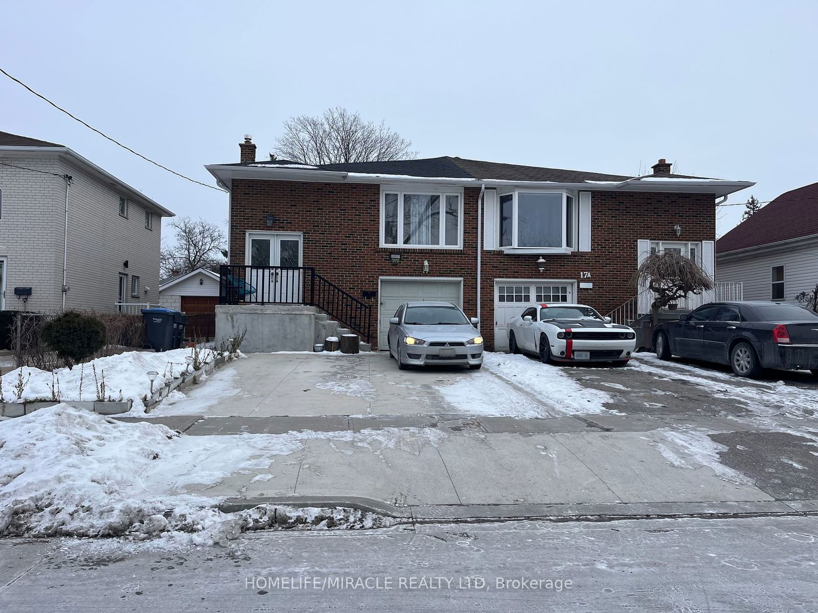 Semi-Detached House for sale at B - 17 Hillcrest Avenue, Brampton, Queen Street Corridor, L6W 1Y7 - MLS: W11936630