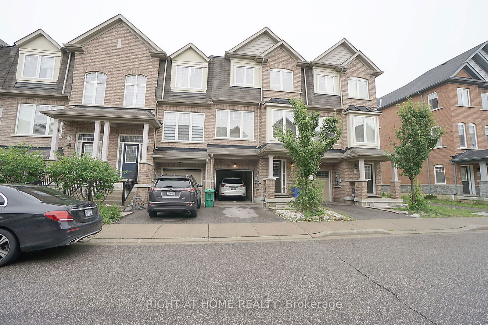 Townhouse for sale at 15 Magdalene Crescent, Brampton, Heart Lake, L6Z 0G9 - MLS: W11936712