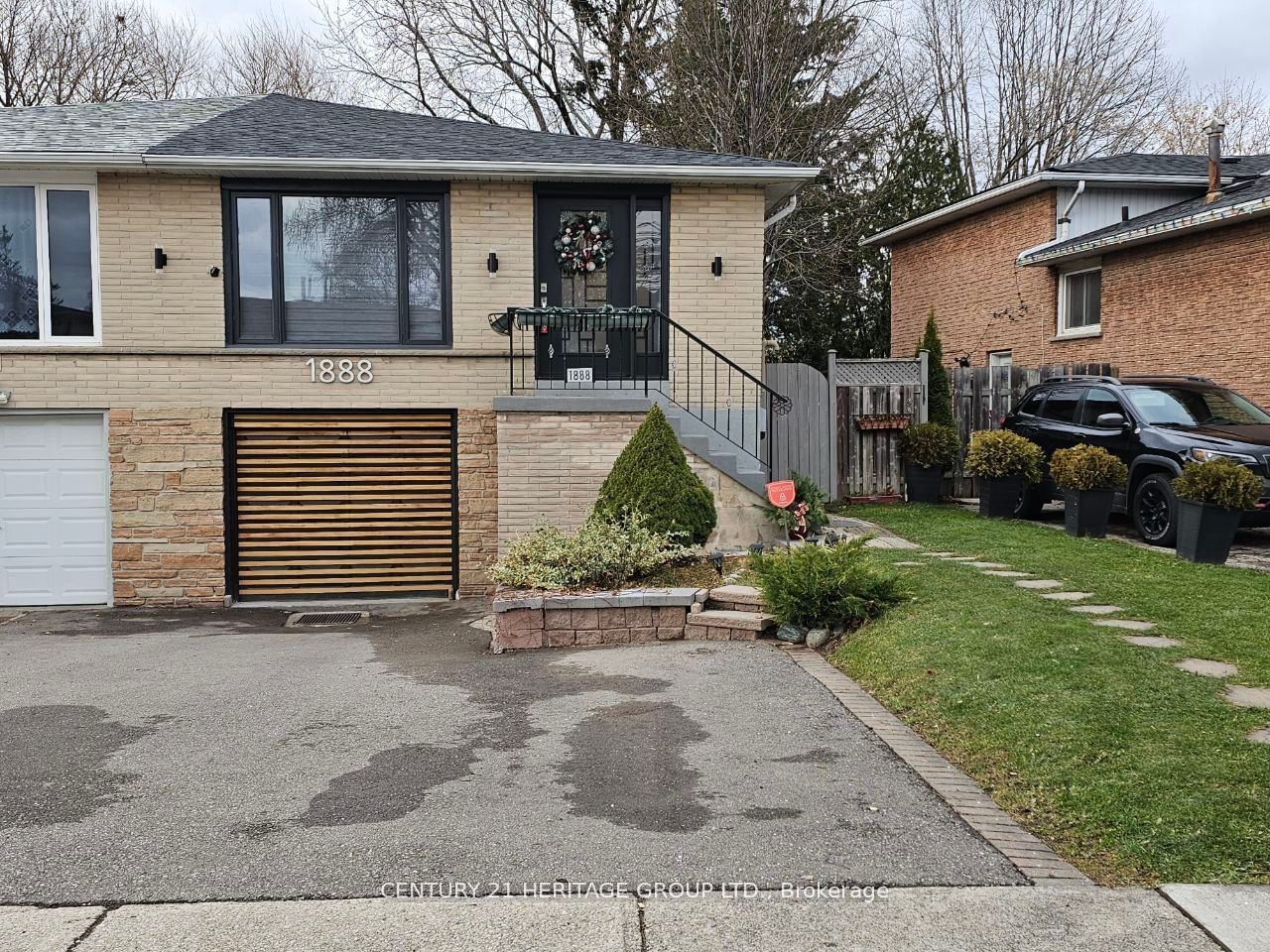 Semi-Detached House sold at 1888 Silverberry Crescent, Mississauga, Clarkson, L5J 1C9 - MLS: W11936716