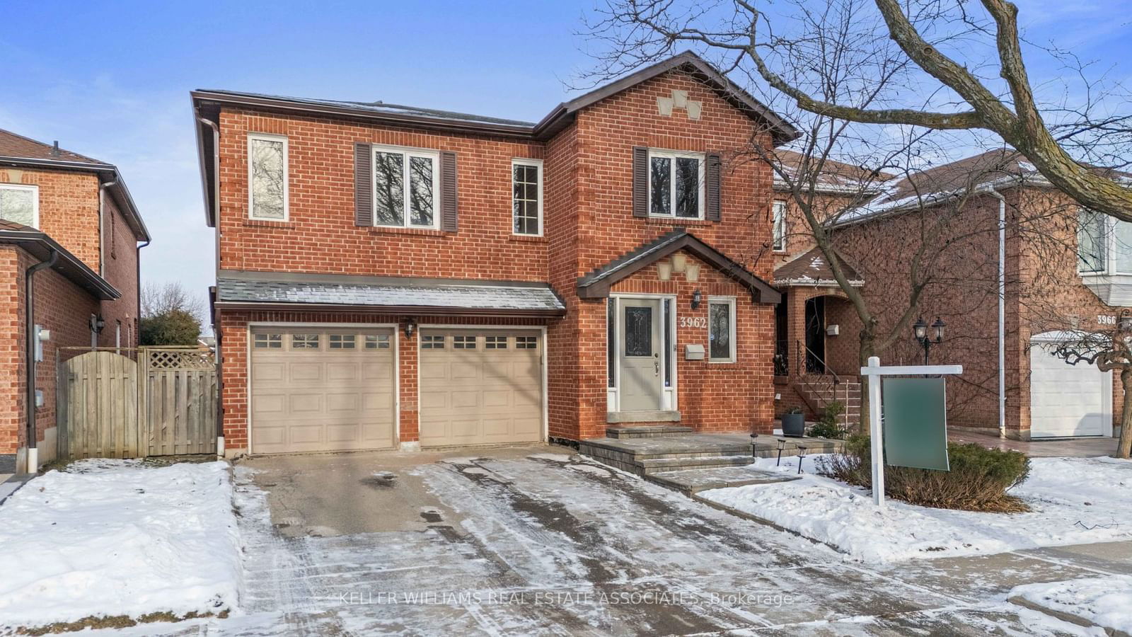 Detached House for sale at 3962 Renfrew Crescent, Mississauga, Erin Mills, L5L 4J4 - MLS: W11936928