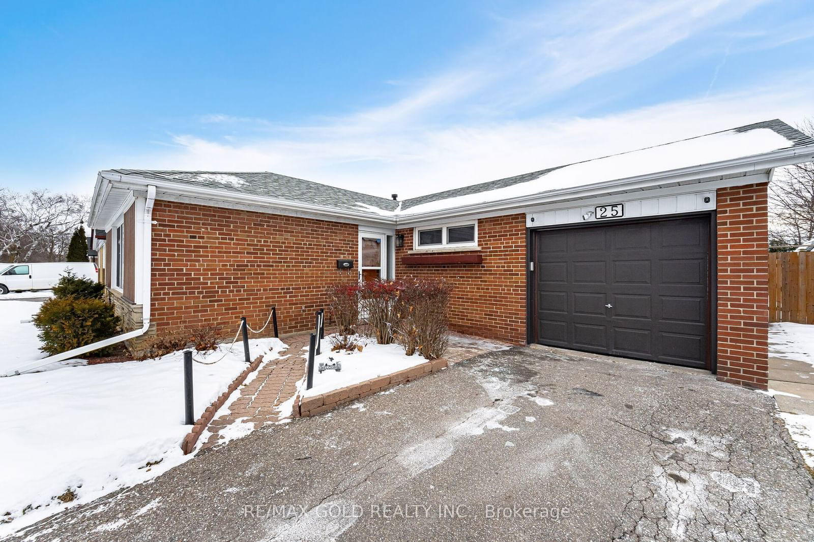 Detached House for sale at 25 Burgby Avenue, Brampton, Northwood Park, L6X 2G7 - MLS: W11937118