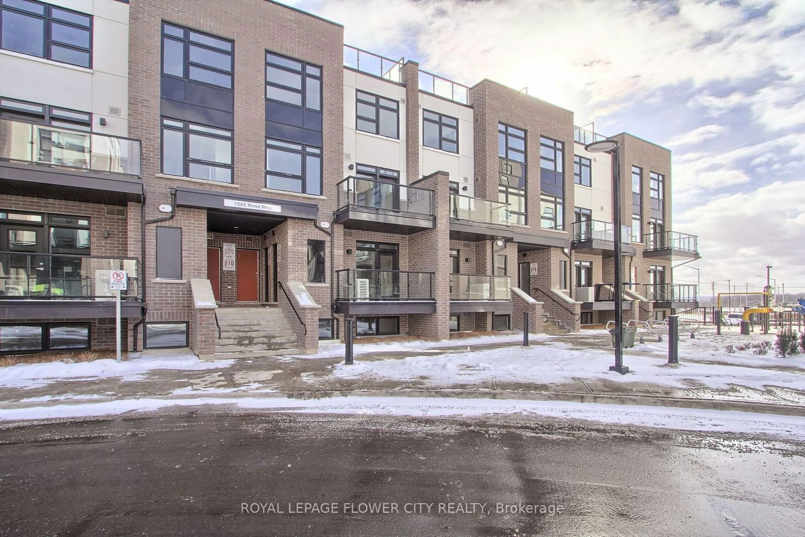 Townhouse for lease at 112-1589 Rose Way, Milton, Cobban, L9E 1N4 - MLS: W11937661