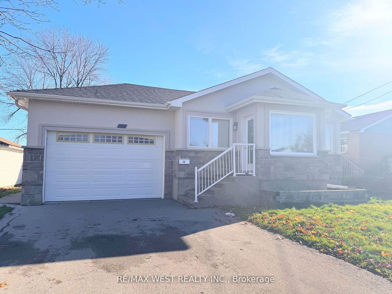 Building at 19 Golding Avenue, Brampton, Brampton East