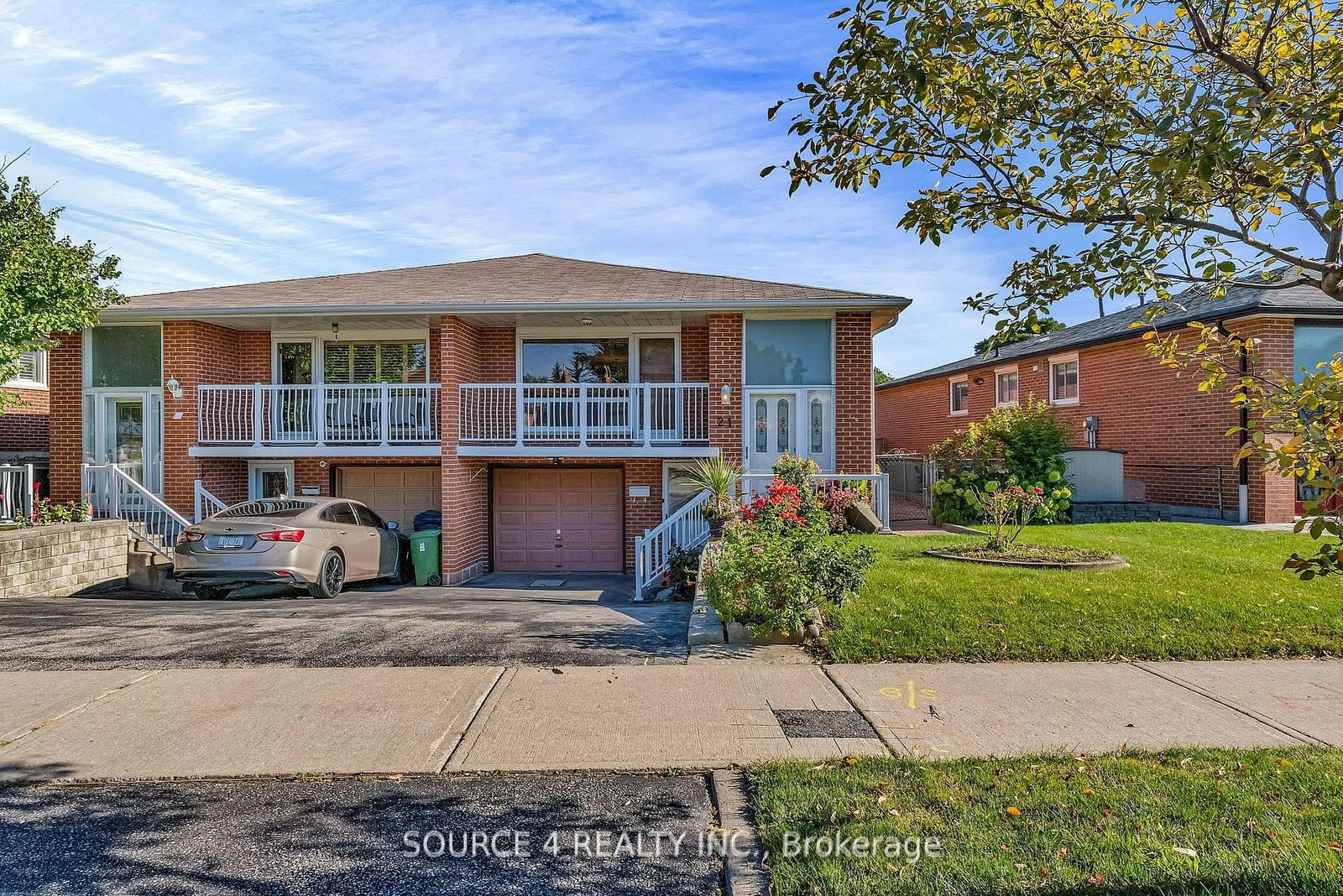 Semi-Detached House for sale at 21 Madonna Gdns, Toronto, Humber Summit, M9L 2T5 - MLS: W11938346