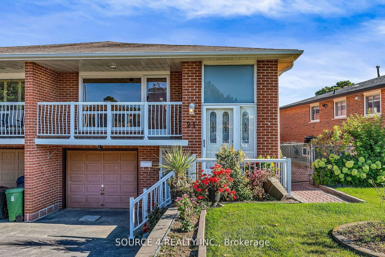 Semi-Detached House for sale at 21 Madonna Gdns, Toronto, Humber Summit, M9L 2T5 - MLS: W11938346