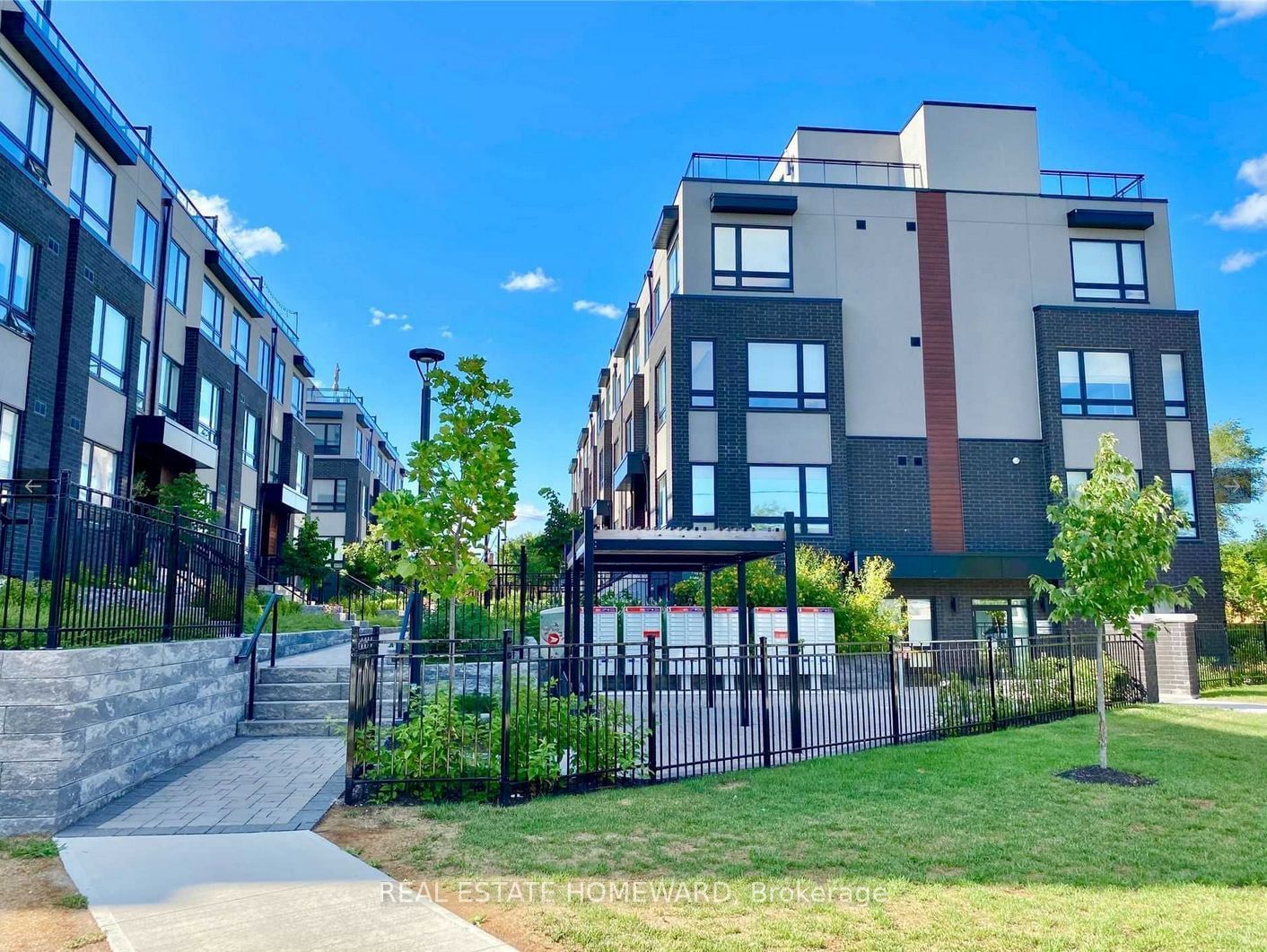 Townhouse for lease at 208-1100 Briar Hill Avenue, Toronto, Briar Hill-Belgravia, M6B 1M7 - MLS: W11938756