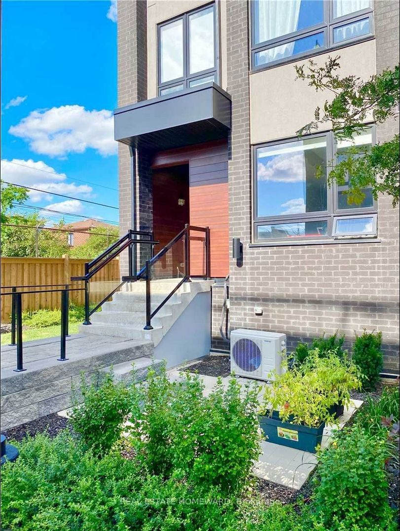 Townhouse for lease at 208-1100 Briar Hill Avenue, Toronto, Briar Hill-Belgravia, M6B 1M7 - MLS: W11938756