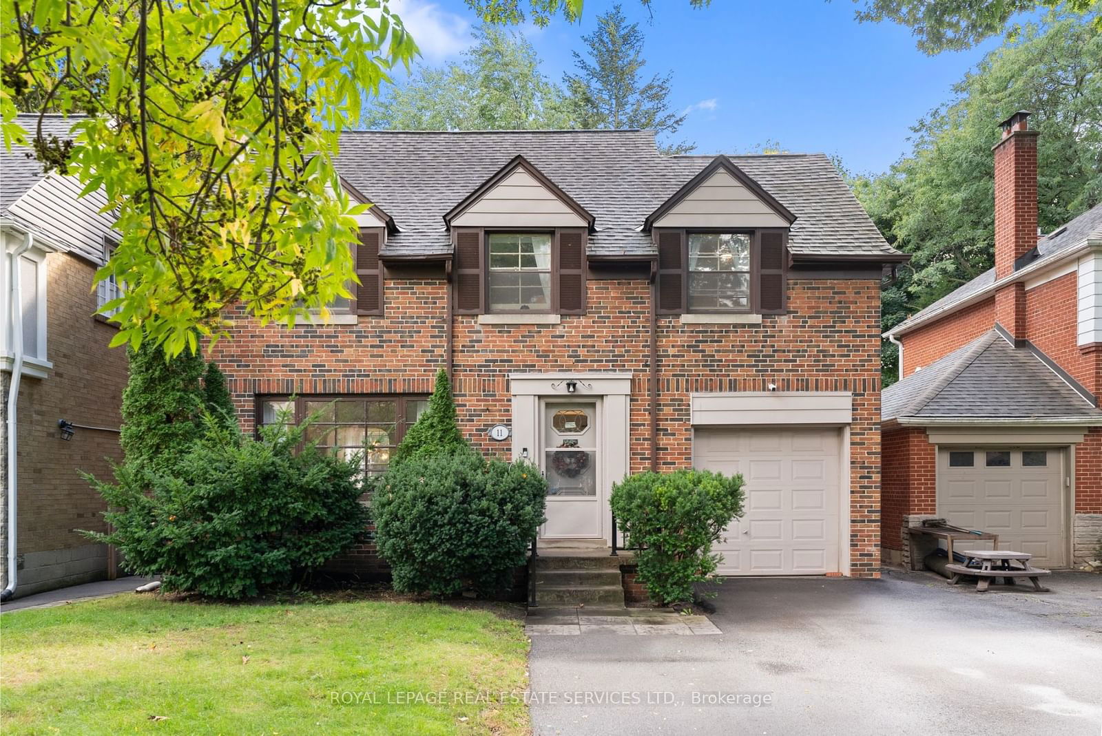 Detached House leased at 11 Ashton Manr, Toronto, Stonegate-Queensway, M8Y 2N6 - MLS: W11938867