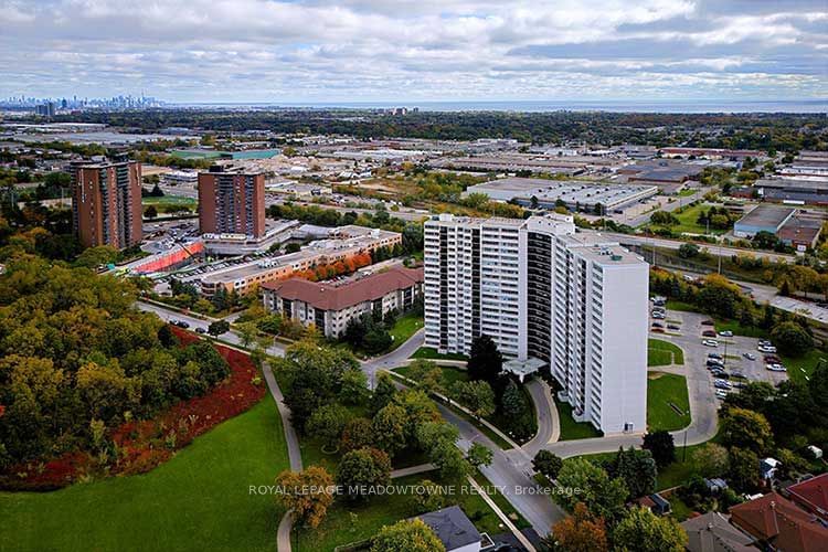 Building at 530 Lolita Gdns, Mississauga, Mississauga Valleys