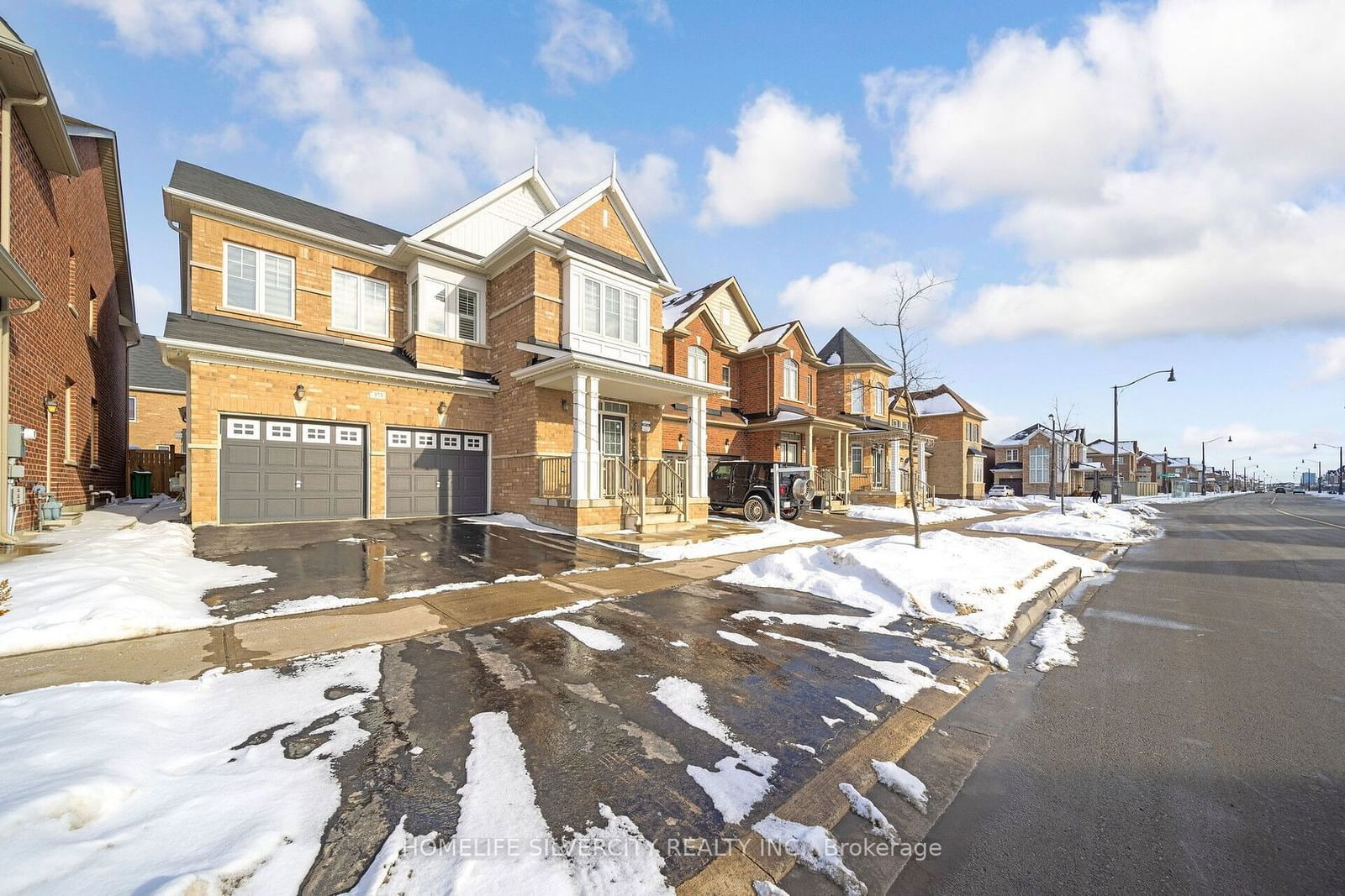 Detached House for sale at 373 Robert Parkinson Drive, Brampton, Northwest Brampton, L7A 4B8 - MLS: W11939982