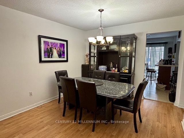 Semi-Detached House for sale at 30 Courtleigh Square, Brampton, Heart Lake, L6Z 1J3 - MLS: W11941085