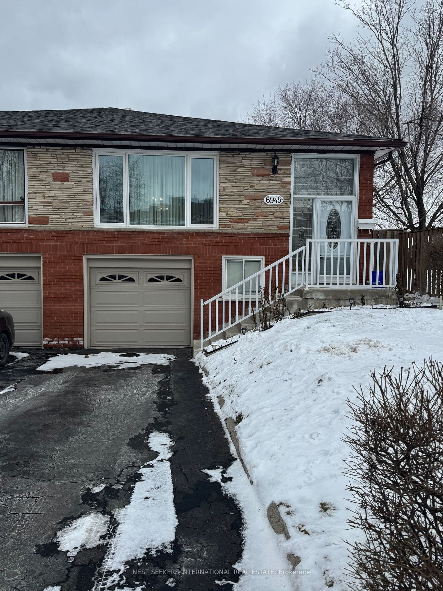 Semi-Detached House for lease at 6949 Darcel Avenue, Mississauga, Malton, L4T 2W7 - MLS: W11942081