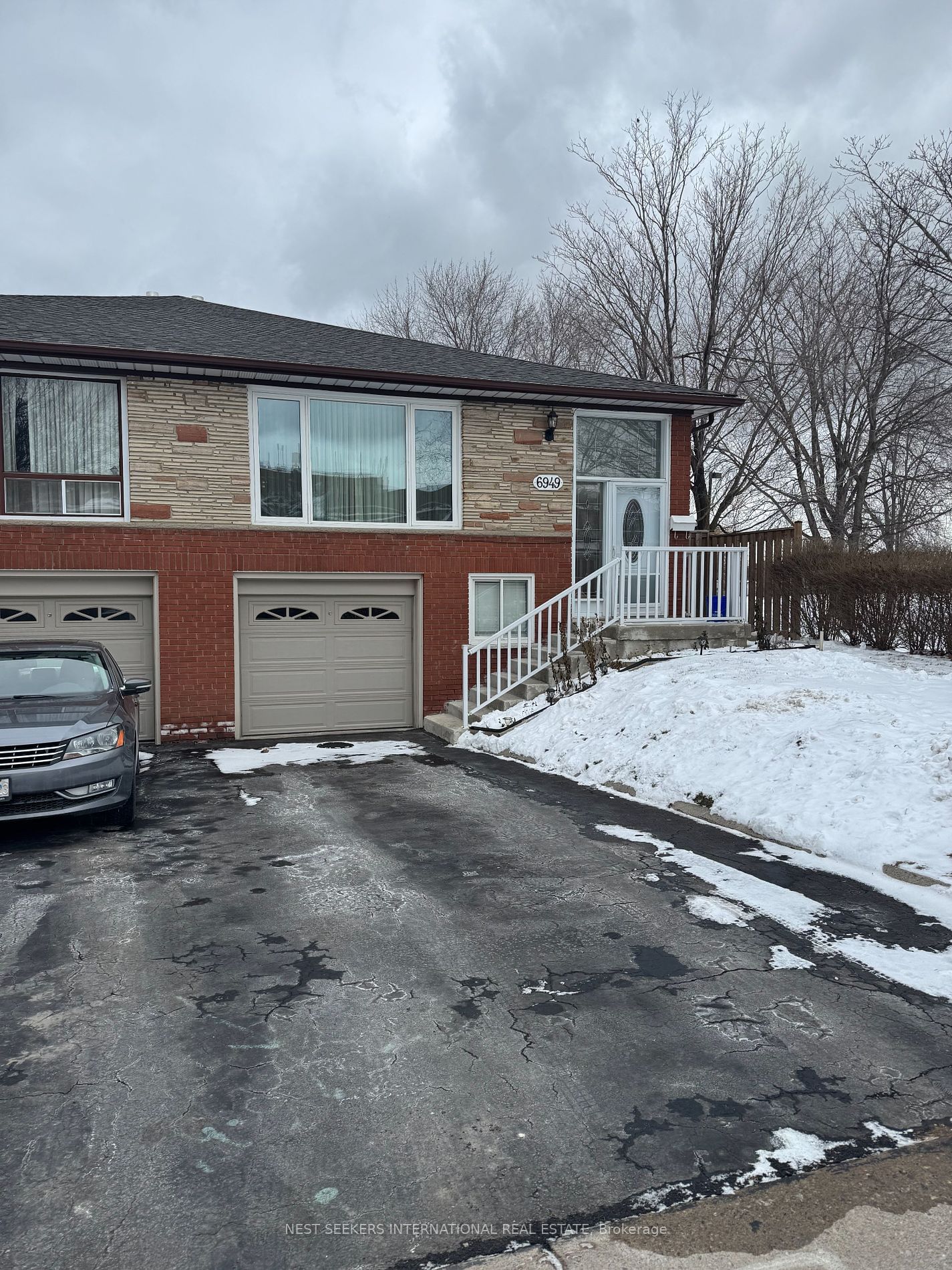 Semi-Detached House for lease at 6949 Darcel Avenue, Mississauga, Malton, L4T 2W7 - MLS: W11942081