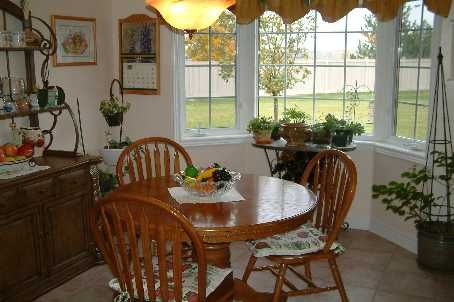 10 Orchard Park Gate, Brampton, L6R1W5 | Image 3