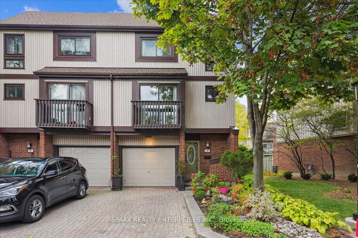 Townhouse sold at 70-1080 Walden Circle, Mississauga, Clarkson, L5J 4J9 - MLS: W11942250