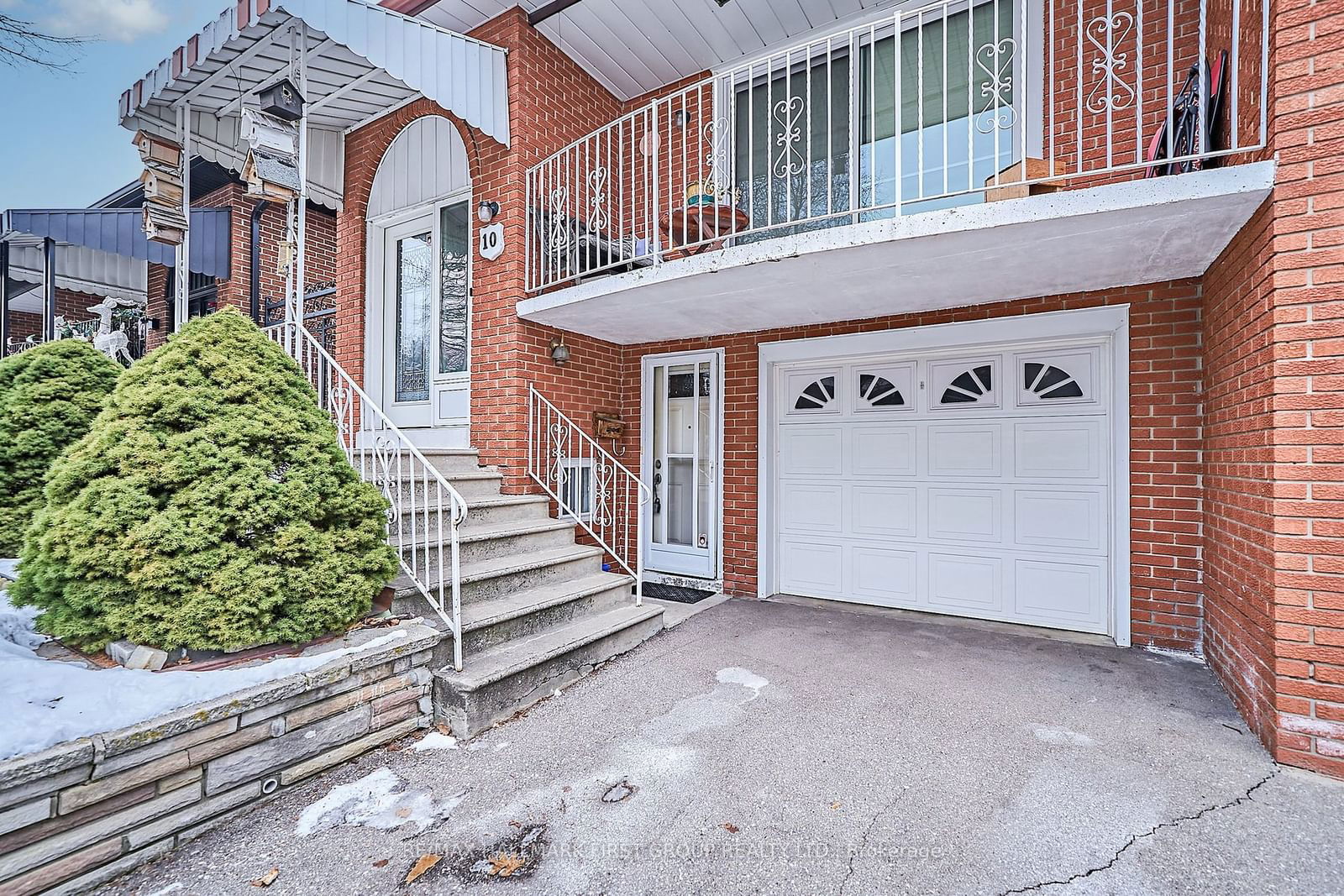 Semi-Detached House sold at 10 Romanway Crescent, Toronto, Weston, M9N 3S3 - MLS: W11943169