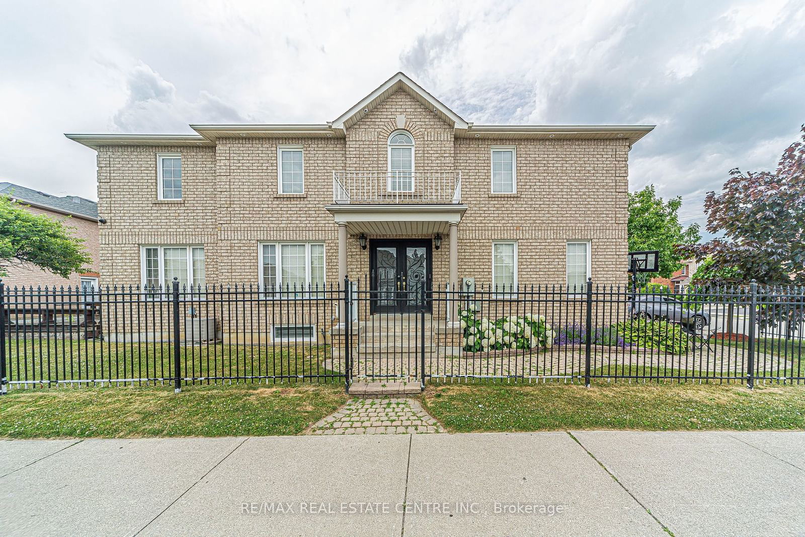 Detached House for sale at 92 Oaklea Boulevard, Brampton, Fletcher's Creek South, L6Y 5G6 - MLS: W11944258