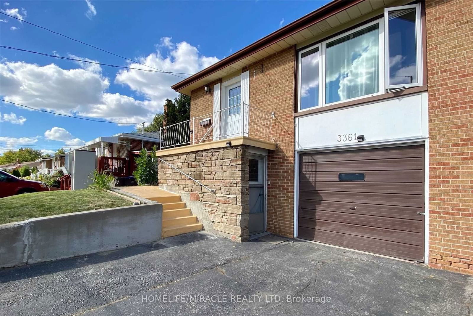 Semi-Detached House for lease at 3361 The Credit Woodlands, Mississauga, Erindale, L5C 2J9 - MLS: W11944347