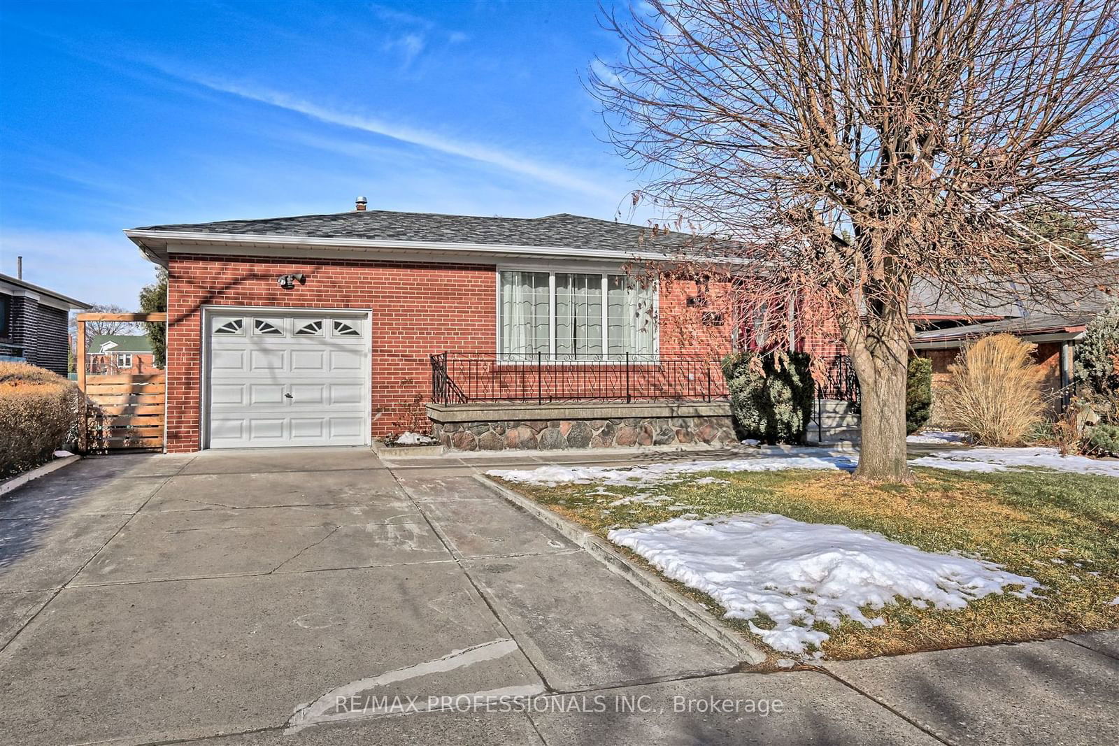 Detached House sold at 8 Castlebar Road, Toronto, Stonegate-Queensway, M8Z 2J5 - MLS: W11944810