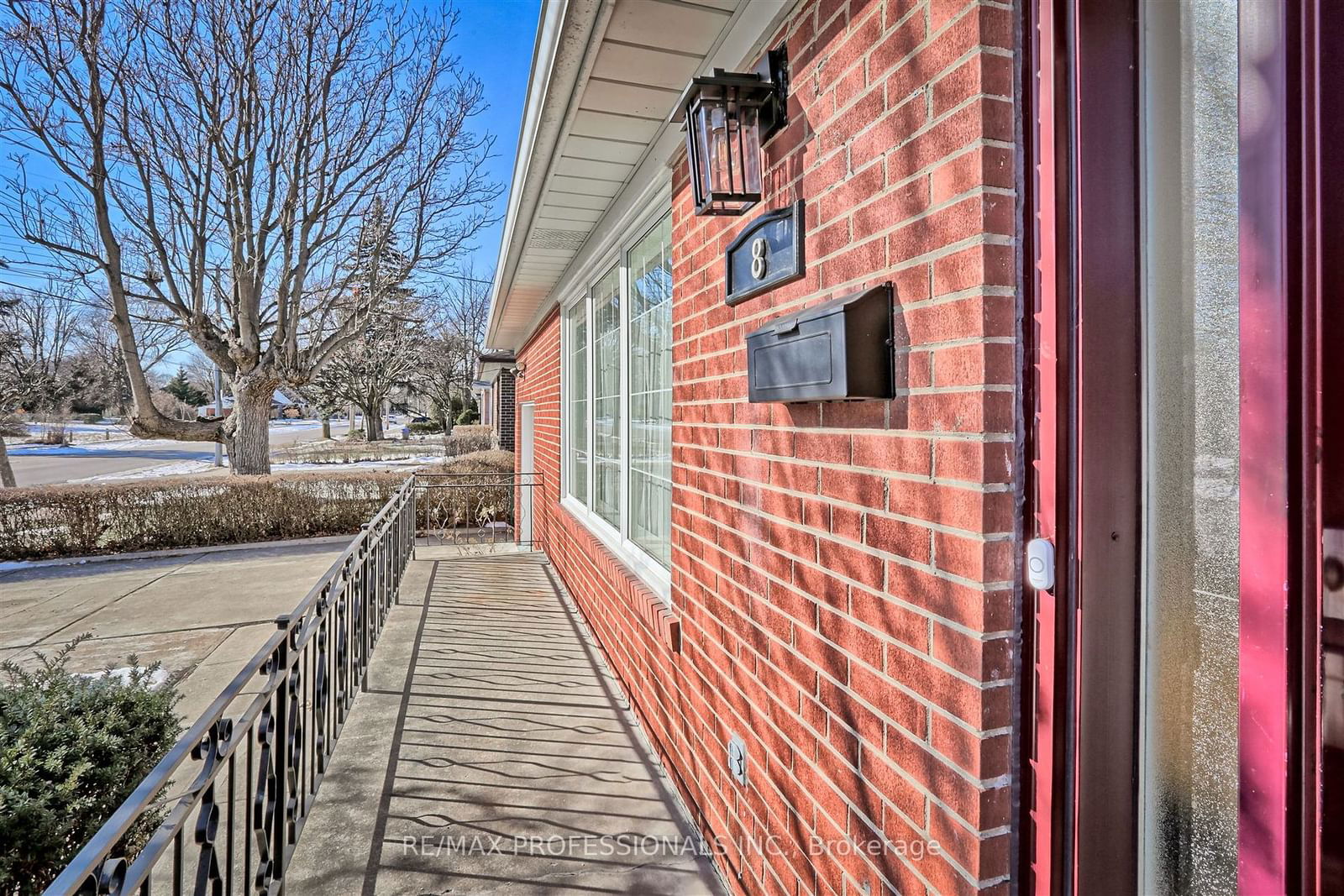 Detached House sold at 8 Castlebar Road, Toronto, Stonegate-Queensway, M8Z 2J5 - MLS: W11944810