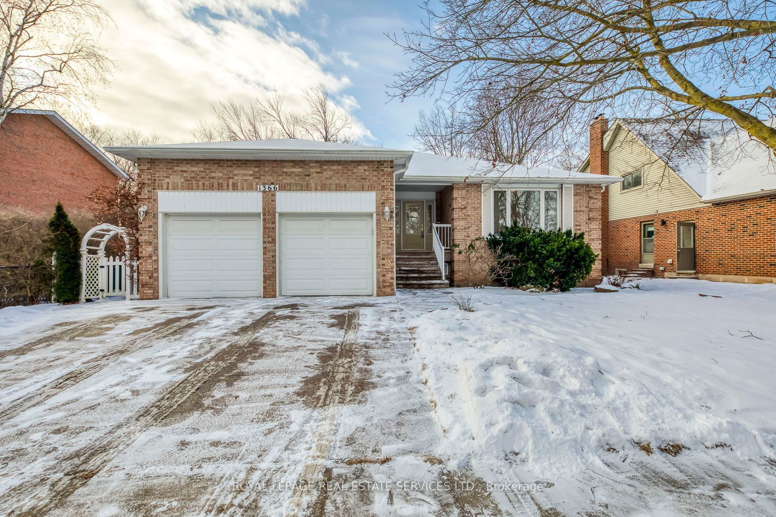 Detached House for lease at 1366 Edgeware Road, Oakville, 1005 - FA Falgarwood, L6H 3C4 - MLS: W11944901