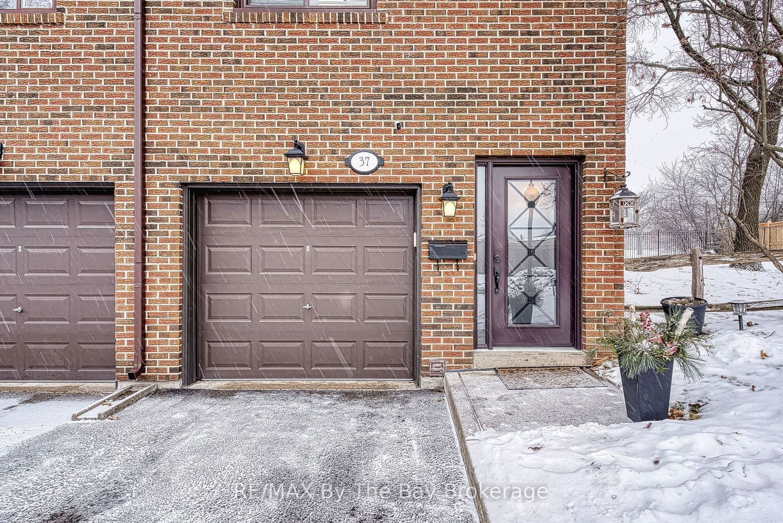 Townhouse sold at 37-3395 Cliff Road, Mississauga, Mississauga Valleys, L5A 3M7 - MLS: W11945337