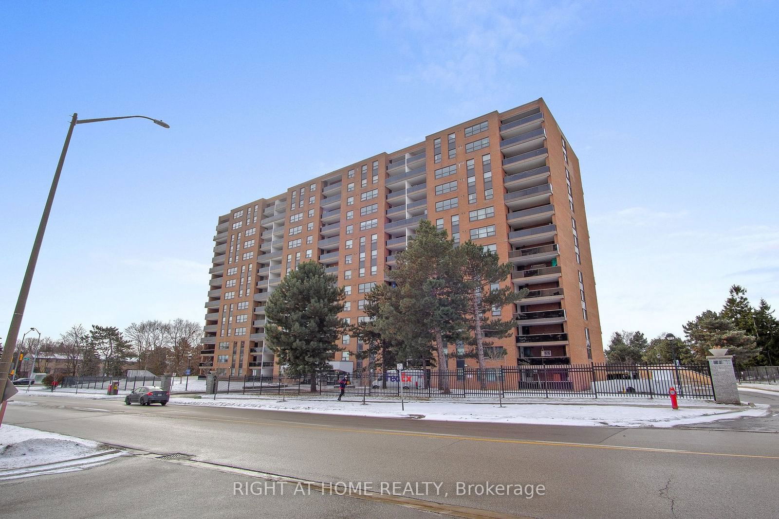 Condo for sale at 712-4 Lisa Street, Brampton, Queen Street Corridor, L6T 4B6 - MLS: W11945498