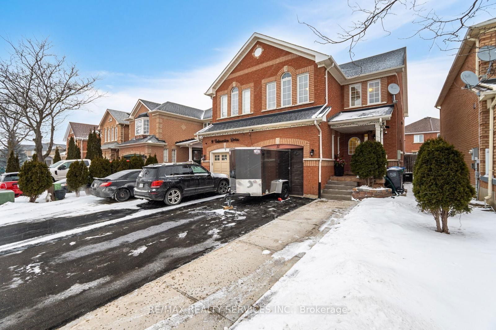 Semi-Detached House for sale at 11 Todmorden Drive, Brampton, Northwest Sandalwood Parkway, L7A 1M5 - MLS: W11946054