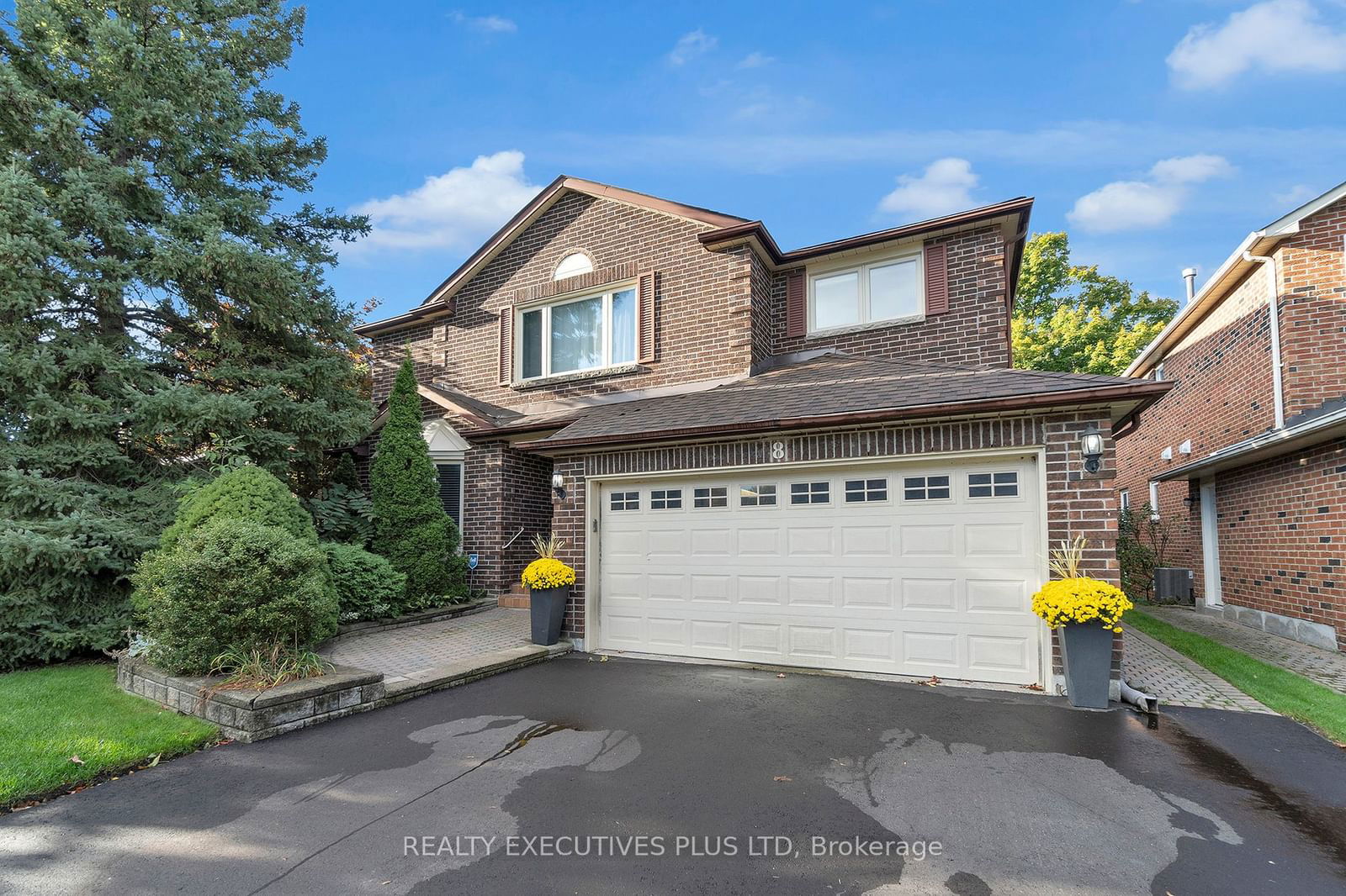 Detached House for sale at 8 Lombardy Crescent, Brampton, Queen Street Corridor, L6S 4L8 - MLS: W11947343