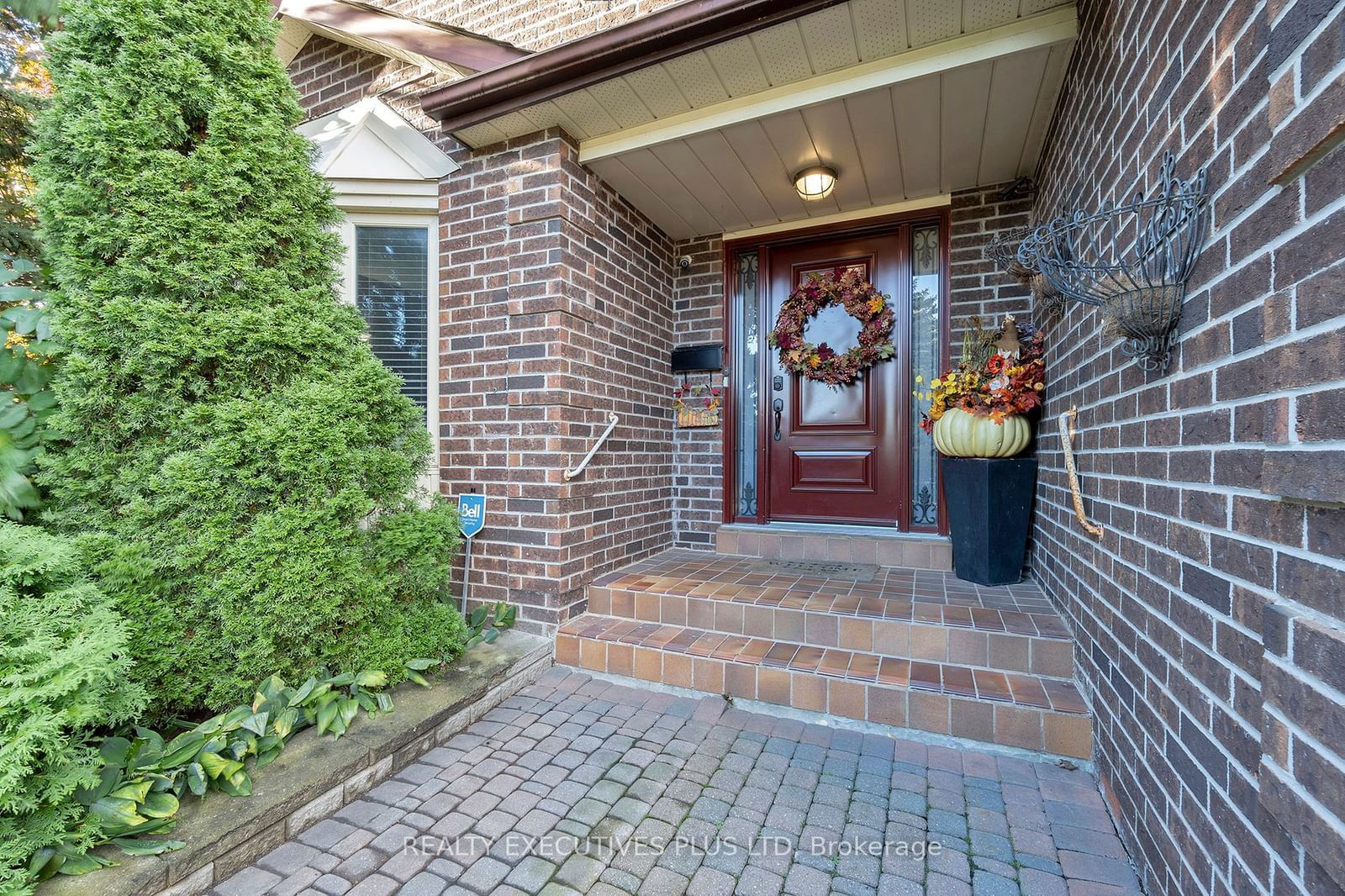 Detached House for sale at 8 Lombardy Crescent, Brampton, Queen Street Corridor, L6S 4L8 - MLS: W11947343