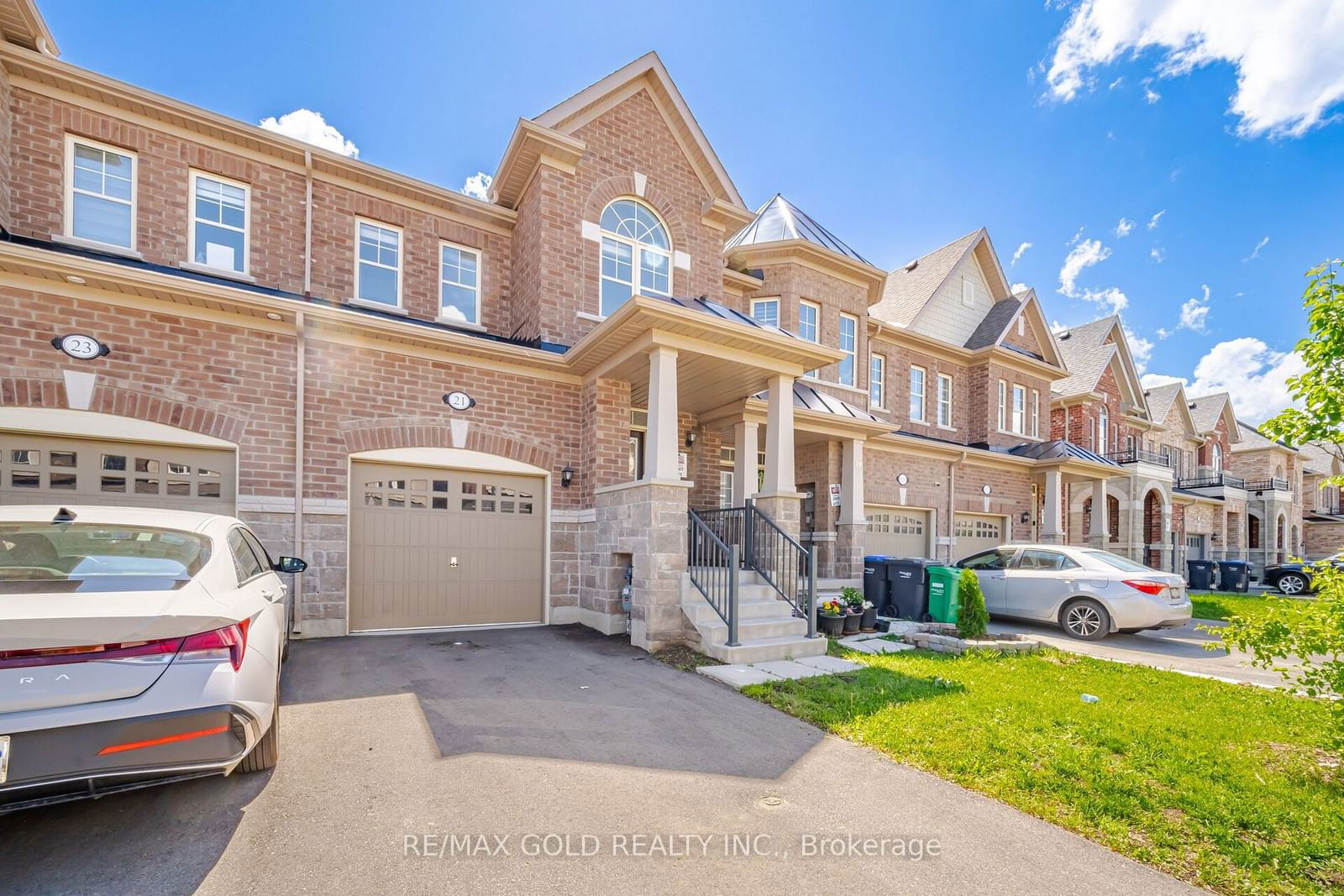 Townhouse for sale at 21 Pearman Crescent, Brampton, Northwest Brampton, L7A 4Y8 - MLS: W11948159