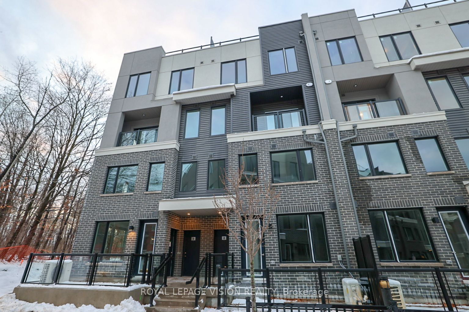 Townhouse sold at 9-3492 Widdicombe Way, Mississauga, Erin Mills, L5L 0B8 - MLS: W11948534