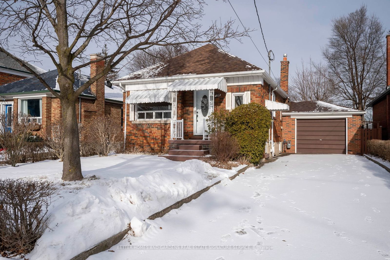 Detached House sold at 100 Ellins Avenue, Toronto, Rockcliffe-Smythe, M6N 2A9 - MLS: W11948724