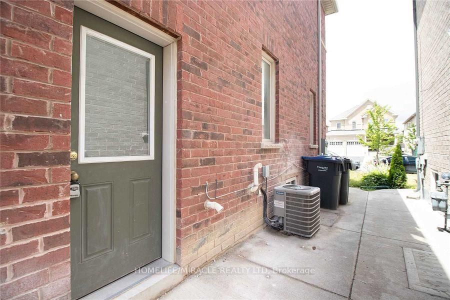 Semi-Detached House for lease at Bsmt-11 Valerian Street, Brampton, Bram East, L6P 3N9 - MLS: W11948852