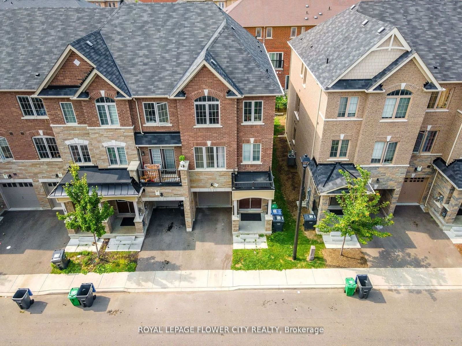 Townhouse sold at 14 Faye Street, Brampton, Bram East, L6P 4M9 - MLS: W11949031