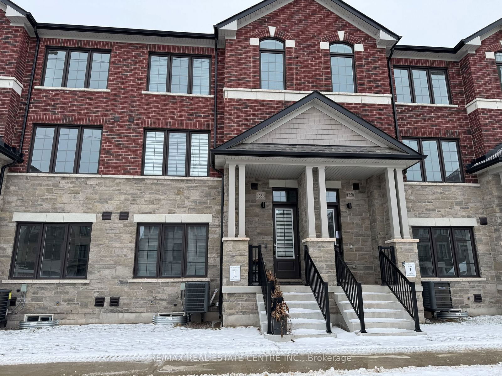 Townhouse for lease at 1356 William Halton Pkwy, Oakville, Rural Oakville, L6M 5R2 - MLS: W11949552