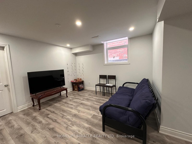 BSMT - 17 Gosling St, Brampton, L6Y 0T7 | Image 2