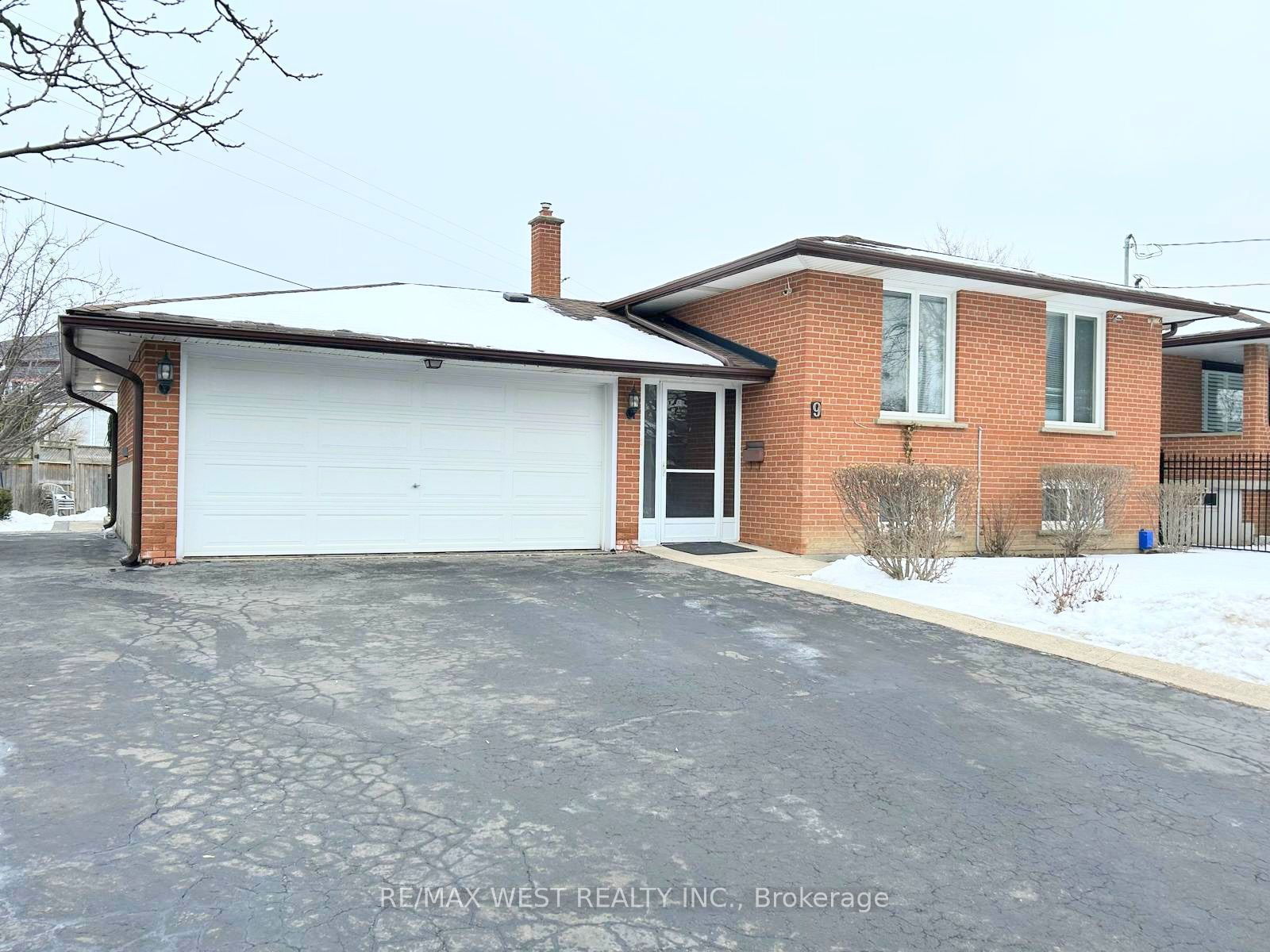 Detached House for sale at 9 Sledman Street, Mississauga, Malton, L4T 1K4 - MLS: W11950289