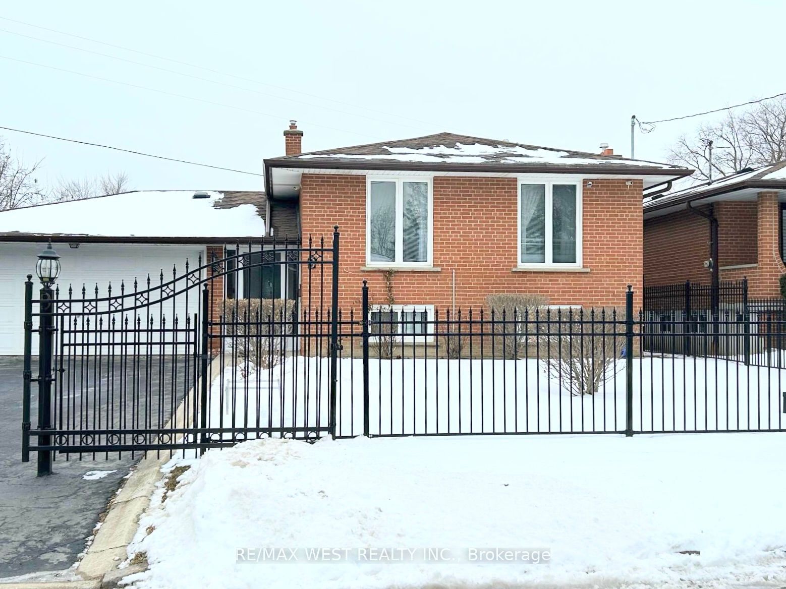 Detached House for sale at 9 Sledman Street, Mississauga, Malton, L4T 1K4 - MLS: W11950289